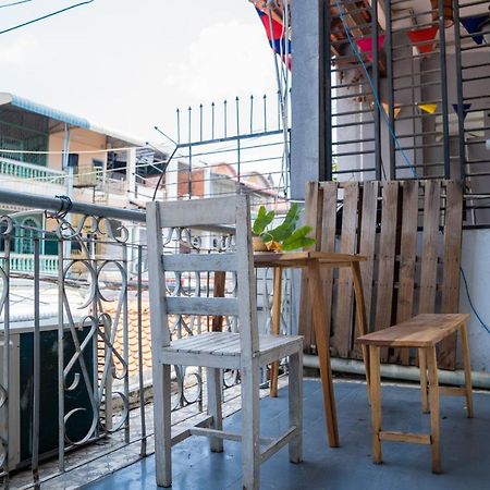 Sacred Lotus - Vegan Cafe X Hostel Phnom Penh Dış mekan fotoğraf