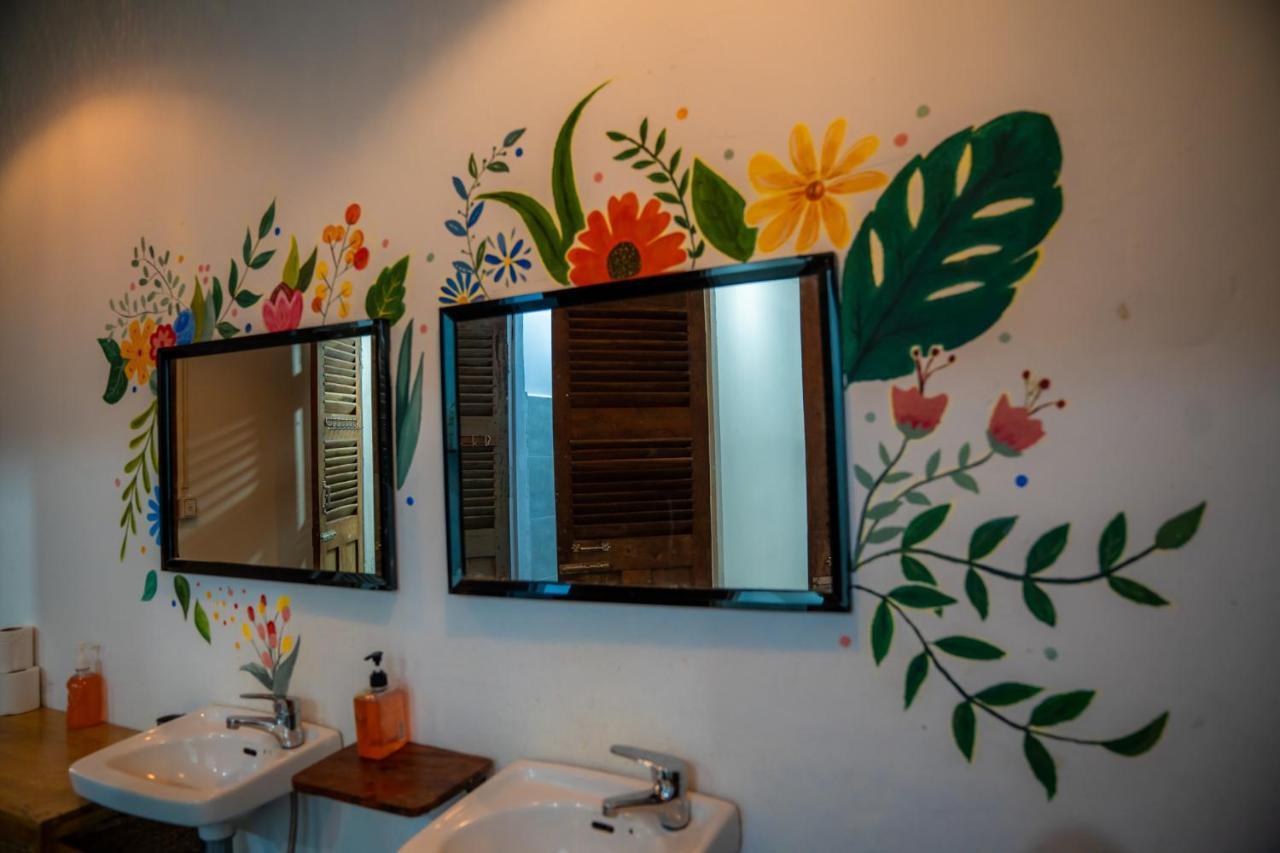 Sacred Lotus - Vegan Cafe X Hostel Phnom Penh Dış mekan fotoğraf