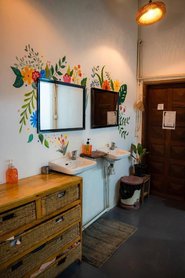 Sacred Lotus - Vegan Cafe X Hostel Phnom Penh Dış mekan fotoğraf