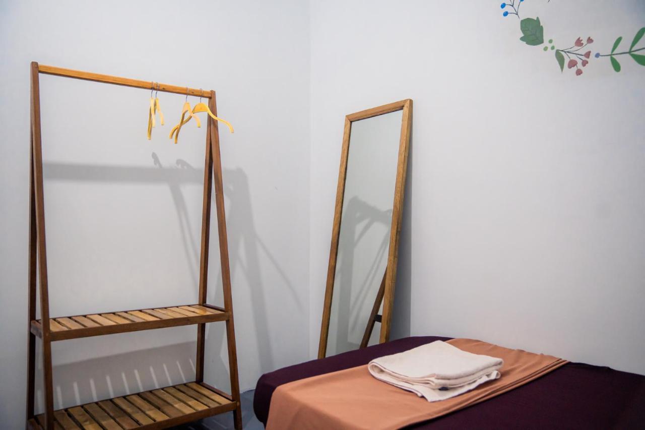 Sacred Lotus - Vegan Cafe X Hostel Phnom Penh Dış mekan fotoğraf