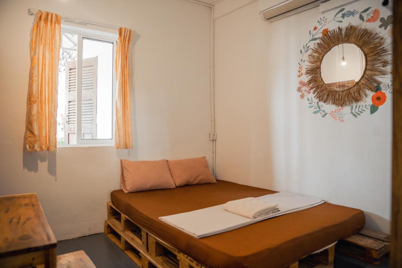 Sacred Lotus - Vegan Cafe X Hostel Phnom Penh Dış mekan fotoğraf