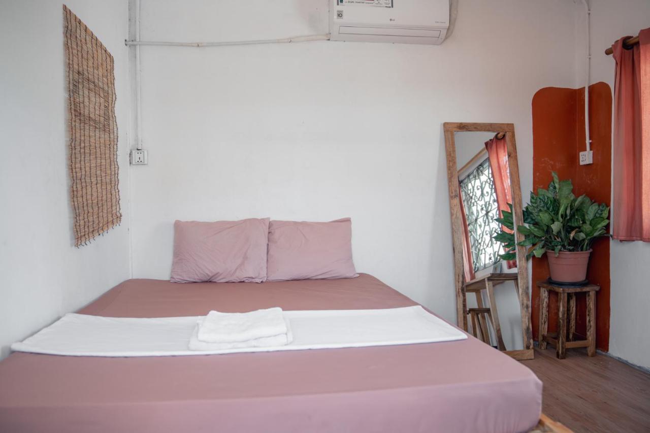 Sacred Lotus - Vegan Cafe X Hostel Phnom Penh Dış mekan fotoğraf
