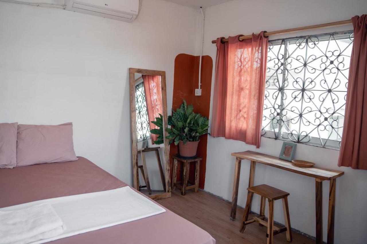 Sacred Lotus - Vegan Cafe X Hostel Phnom Penh Dış mekan fotoğraf