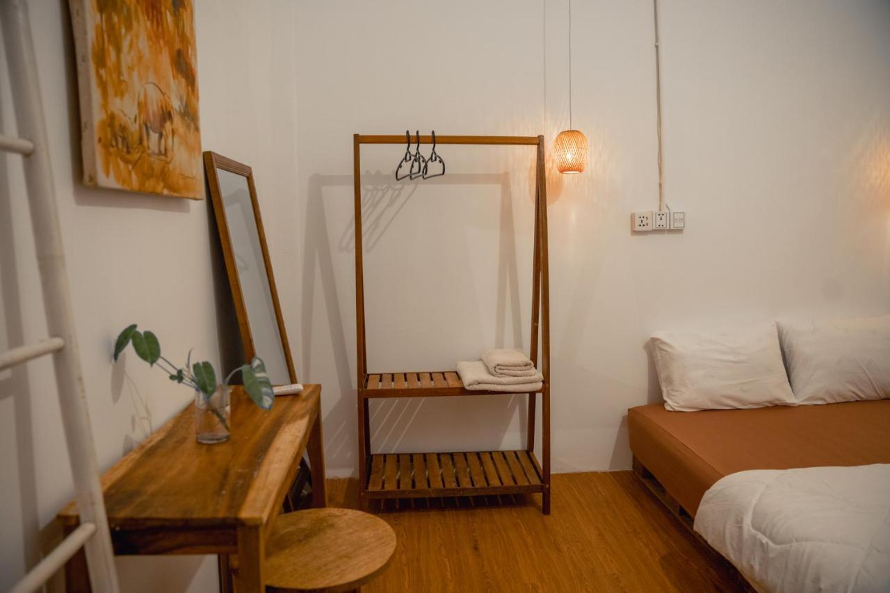 Sacred Lotus - Vegan Cafe X Hostel Phnom Penh Dış mekan fotoğraf
