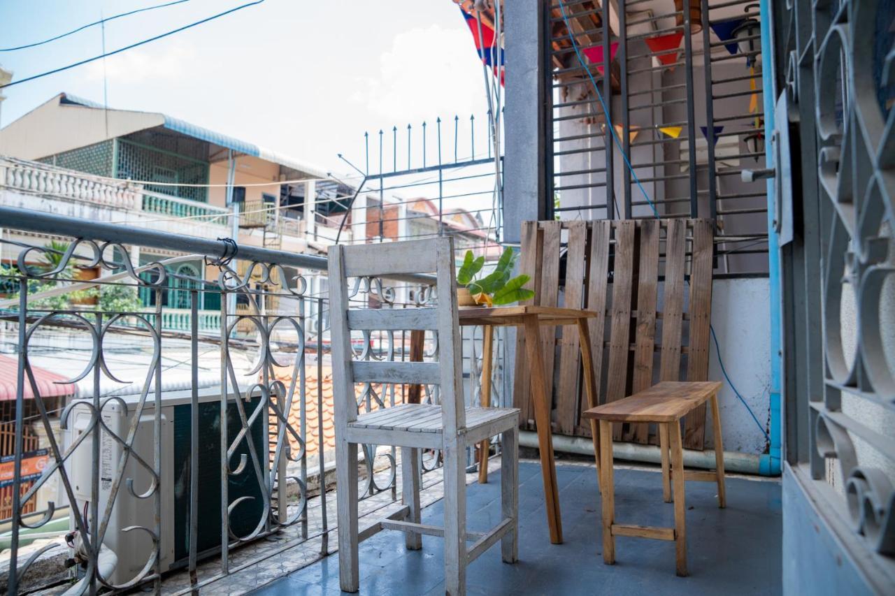 Sacred Lotus - Vegan Cafe X Hostel Phnom Penh Dış mekan fotoğraf