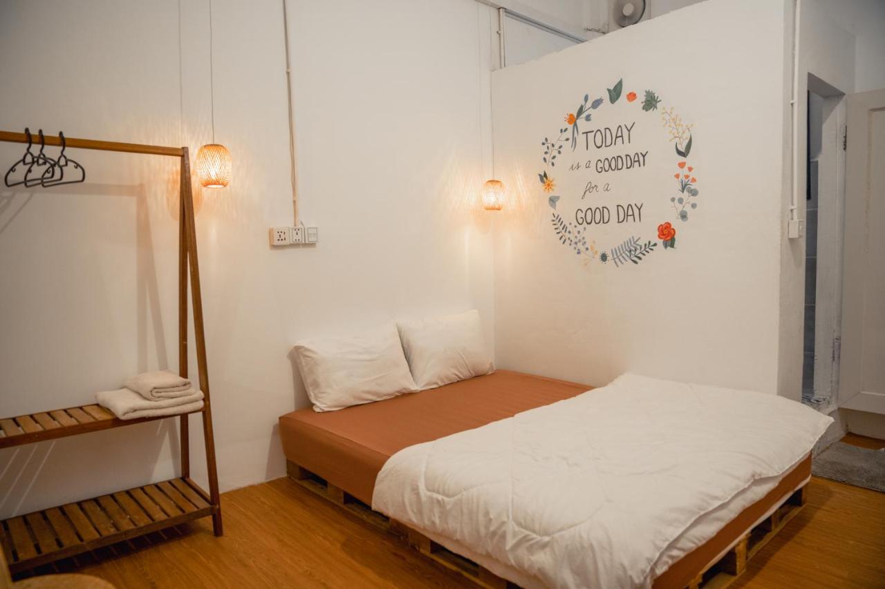 Sacred Lotus - Vegan Cafe X Hostel Phnom Penh Dış mekan fotoğraf