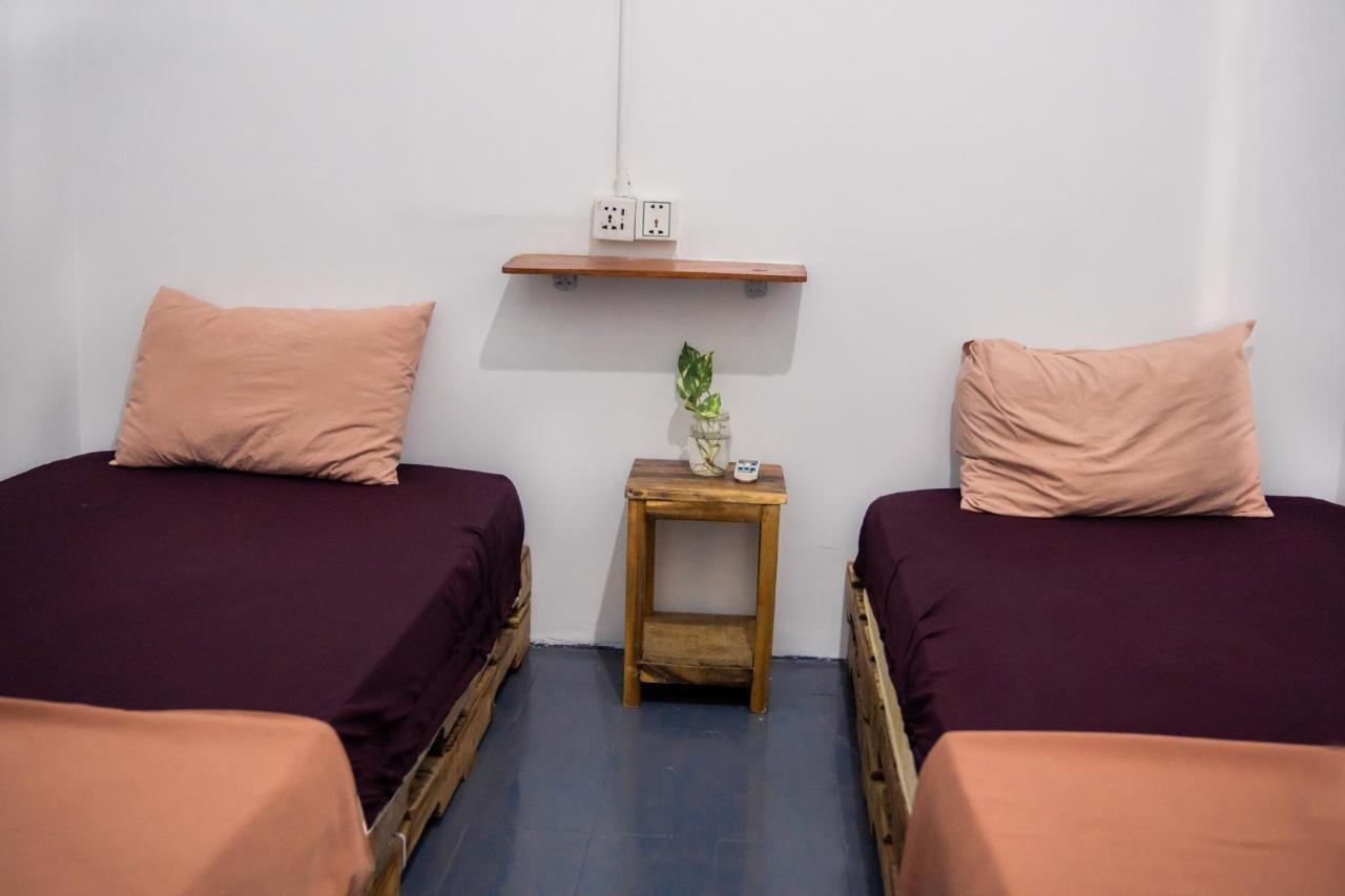 Sacred Lotus - Vegan Cafe X Hostel Phnom Penh Dış mekan fotoğraf