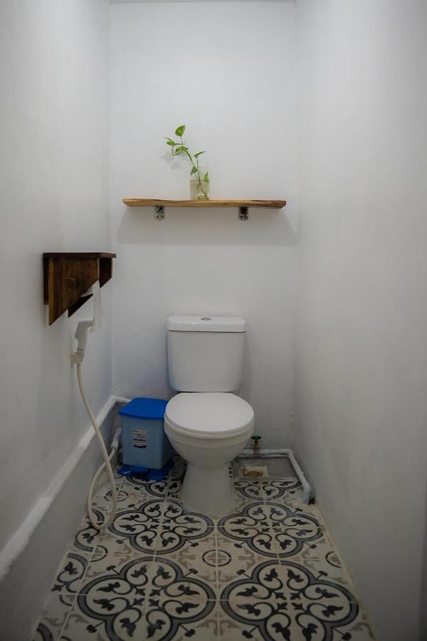 Sacred Lotus - Vegan Cafe X Hostel Phnom Penh Dış mekan fotoğraf