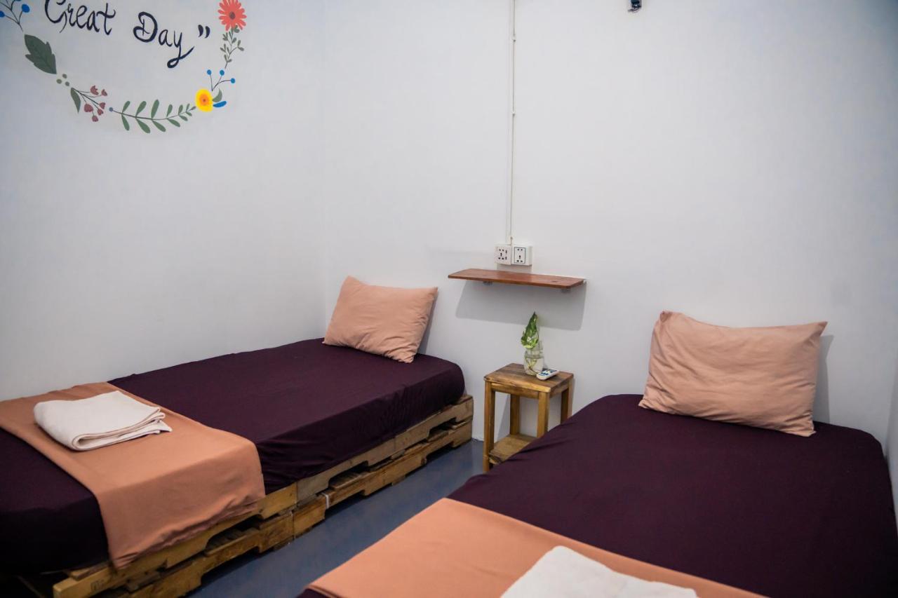 Sacred Lotus - Vegan Cafe X Hostel Phnom Penh Dış mekan fotoğraf