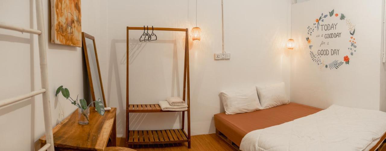 Sacred Lotus - Vegan Cafe X Hostel Phnom Penh Dış mekan fotoğraf