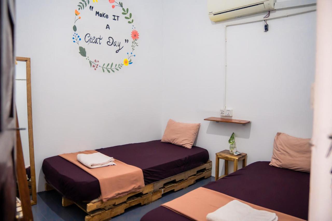 Sacred Lotus - Vegan Cafe X Hostel Phnom Penh Dış mekan fotoğraf