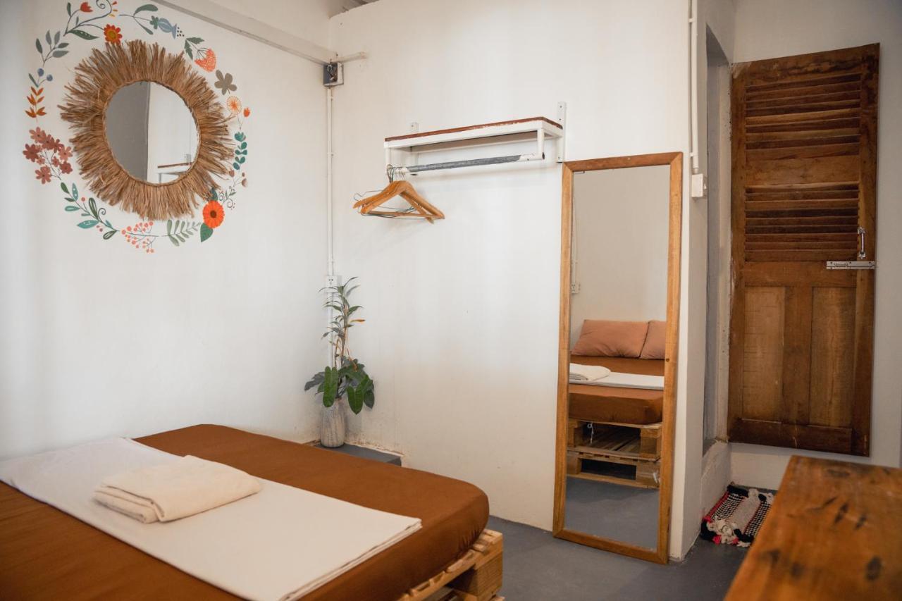 Sacred Lotus - Vegan Cafe X Hostel Phnom Penh Dış mekan fotoğraf
