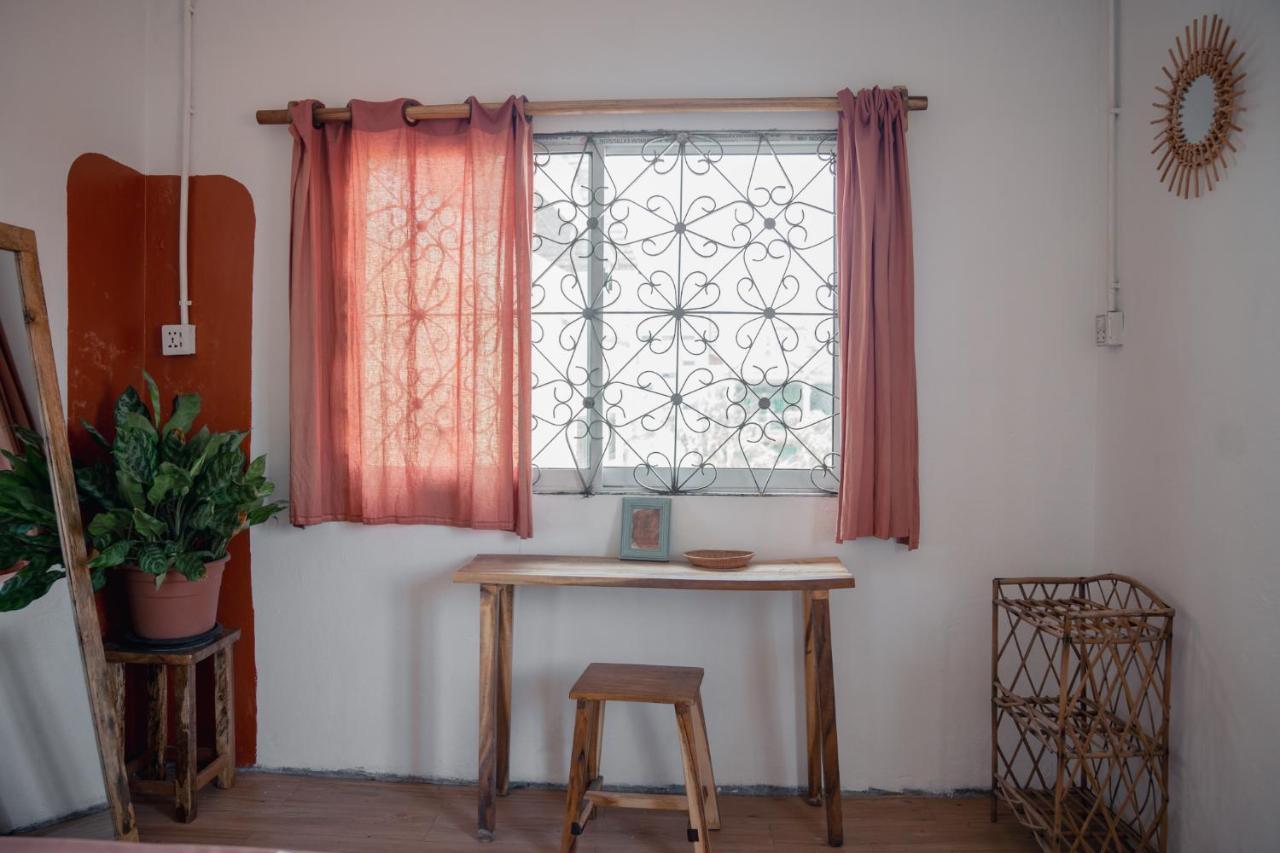 Sacred Lotus - Vegan Cafe X Hostel Phnom Penh Dış mekan fotoğraf