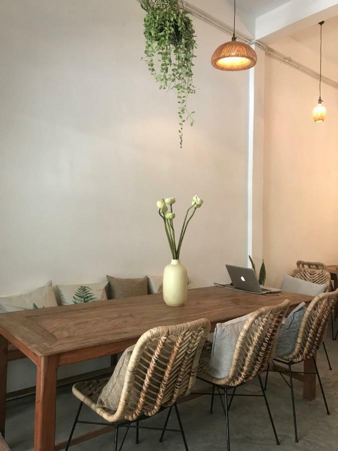 Sacred Lotus - Vegan Cafe X Hostel Phnom Penh Dış mekan fotoğraf