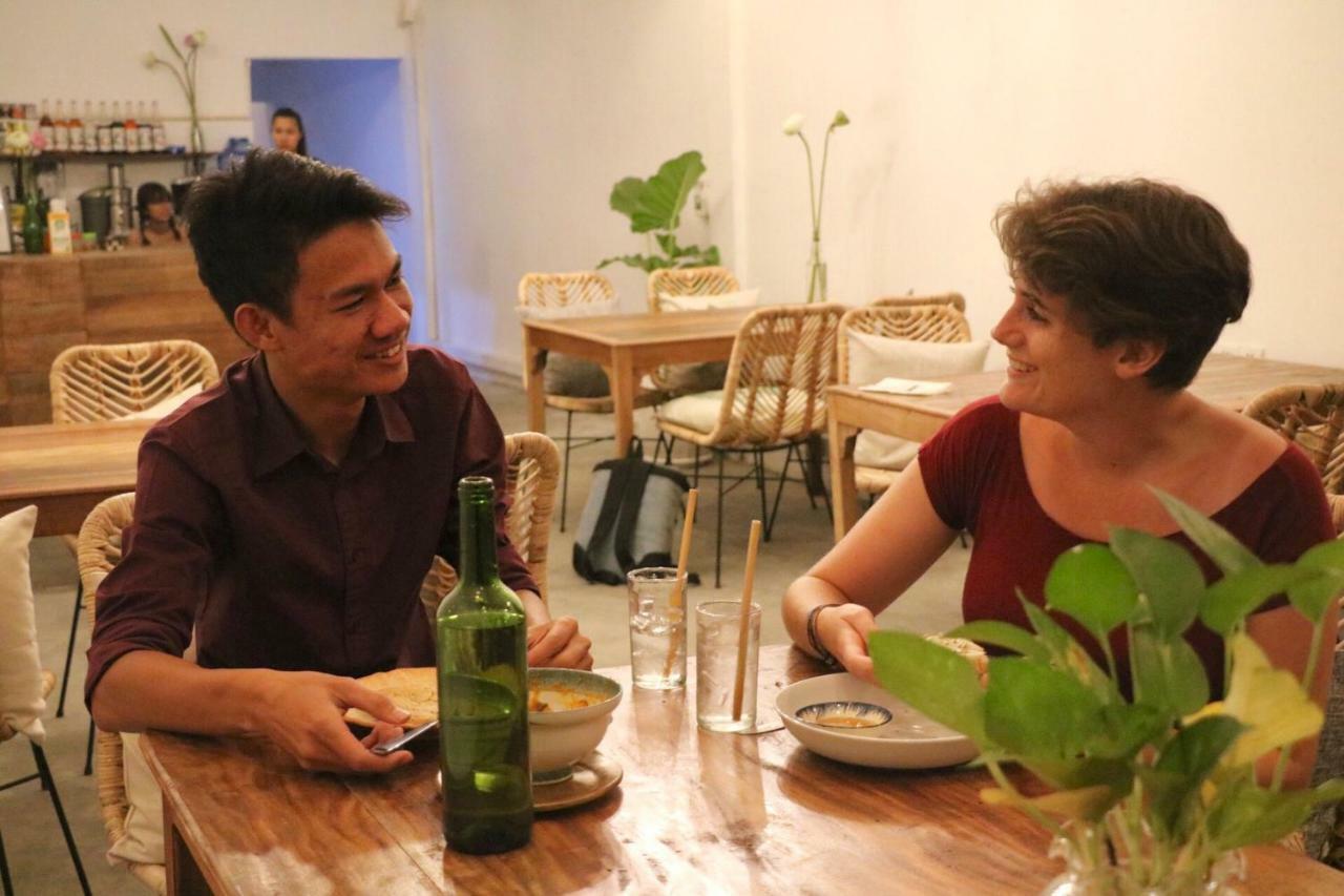 Sacred Lotus - Vegan Cafe X Hostel Phnom Penh Dış mekan fotoğraf