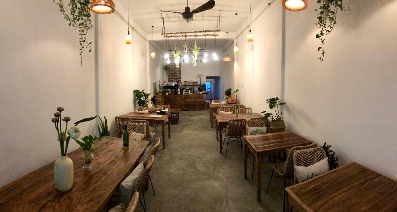 Sacred Lotus - Vegan Cafe X Hostel Phnom Penh Dış mekan fotoğraf