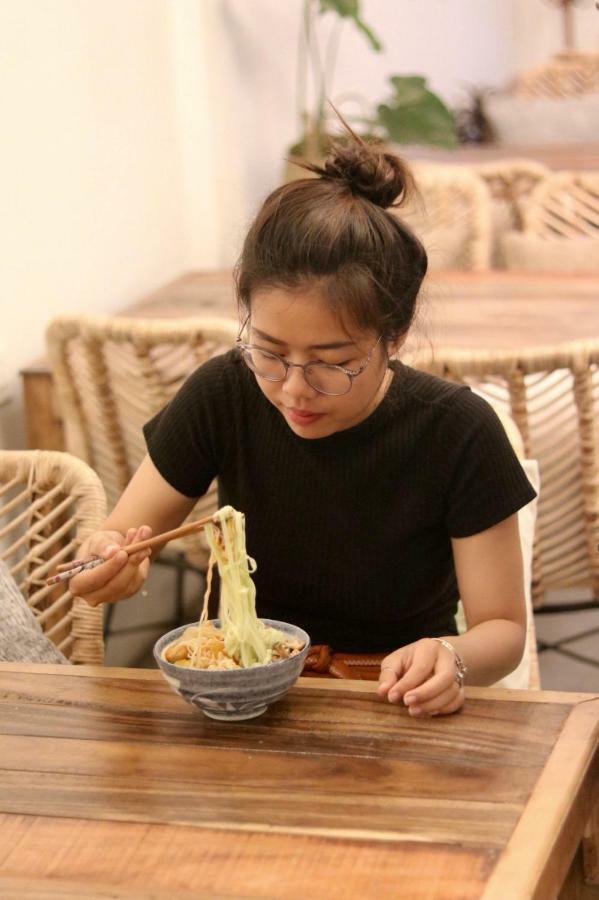 Sacred Lotus - Vegan Cafe X Hostel Phnom Penh Dış mekan fotoğraf