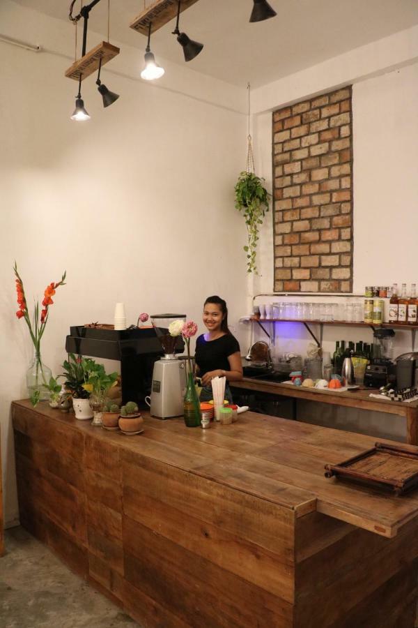 Sacred Lotus - Vegan Cafe X Hostel Phnom Penh Dış mekan fotoğraf