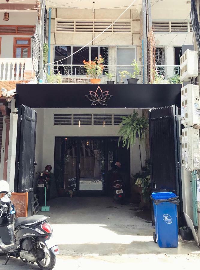 Sacred Lotus - Vegan Cafe X Hostel Phnom Penh Dış mekan fotoğraf